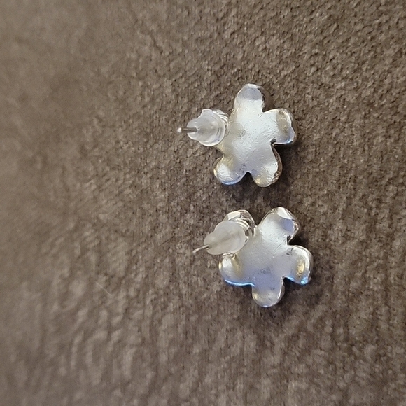 3/$30 VTG Pink Enamel Flower Post Earrings - Picture 4 of 5